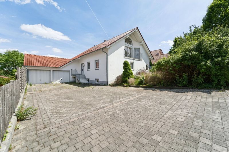 Repräsentatives Zweifamilienhaus mit großzügigem Grundstück und flexiblen Nutzungsmöglichkeiten